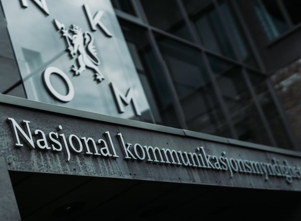 Bildet viser fasaden utenfor Nkoms hovedkontor i Lillesand.