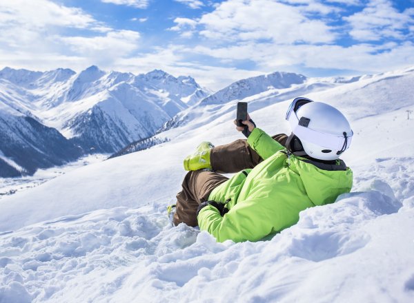 KAN SVIKTE: Ikke stol blindt på mobiltelefonen eller smartklokken når du er på hytta eller fjeller, er det klare rådet fra seksjonssjef Inger Vollstad i Nasjonal kommunikasjonsmyndighet (Nkom). 