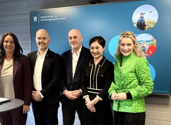 Statsråden gratulerer med signering av utviklingsavtale. 