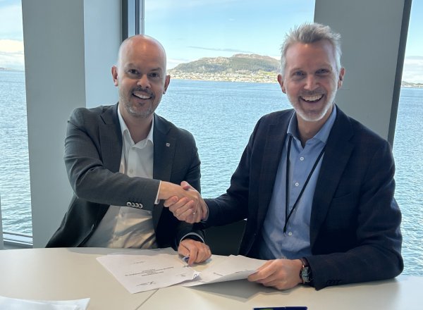 Bildet viser John-Eivind Velure (direktør i Nkom) og Einar Vik Arset (direktør i Kystverket) 
