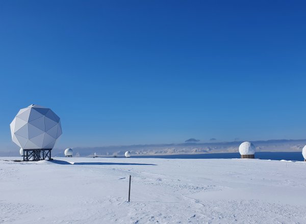 Nkom peikar på at den nye røynda krev sterkare beredskap, meir robuste nett og betre evne til å handtere hendingar i heile krisespennet. 