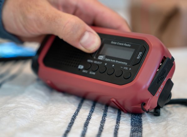 Bildet viser en DAB-radio på batteri