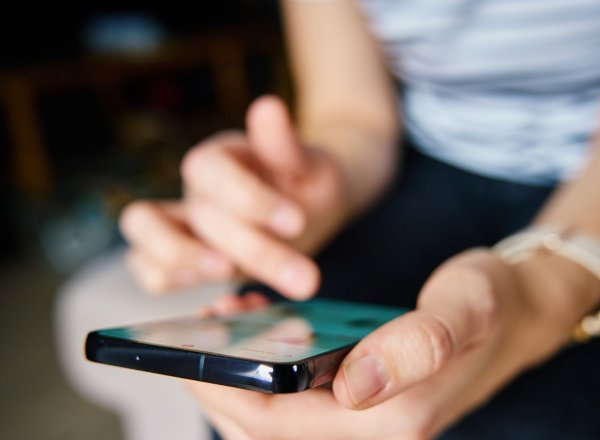 Person scroller på telefon