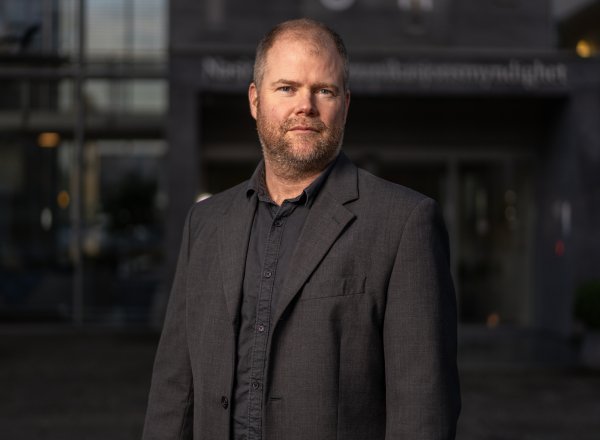 DYRBARE RÅD: Antisvindel-ekspert Johannes Vallesverd gir deg gode tips for hvordan unngå å bli svindlet i sommer.