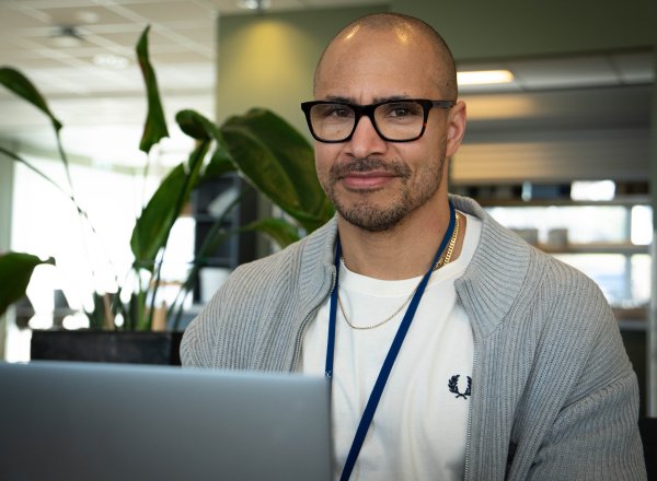 VIL LURE DEG: Hackere prøver å få full kontroll over kontoer i populære meldingsapper, advarer cyberekspert Alexander Ohinoyi Braaten i Nkom.