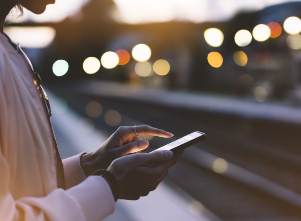 MINDRE TID: Nordmenn surferer mindre på mobilen enn andre land i Norden og Baltikum.