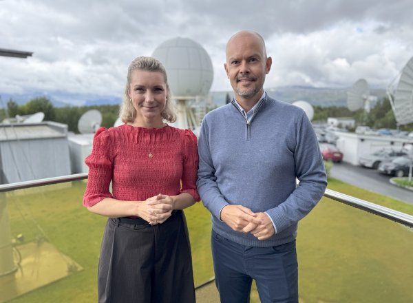 Digitaliserings- og forvaltningsminister Karianne Tung og Nkom-direktør John-Eivind Velure står ved siden av hverandre.