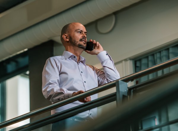 John-Eivind Velure snakker i telefonen.