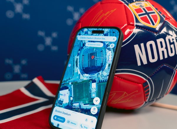 En mobiltelefon, en fotball og et norsk flagg