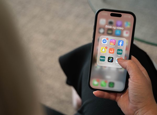 Bildet viser telefon og sosiale medier apper. 