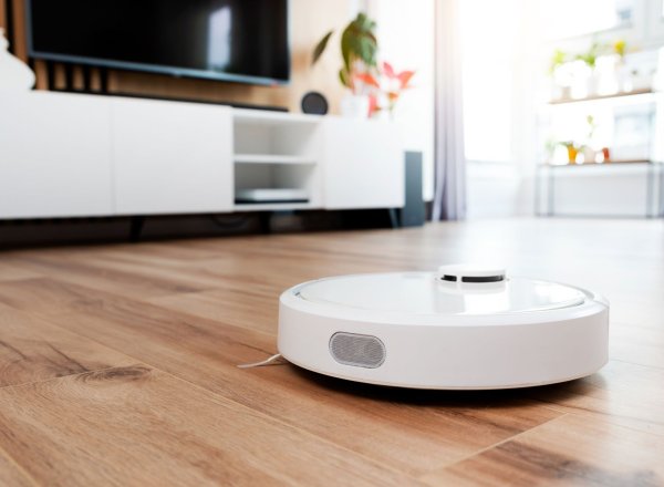Bildet viser en robotstøvsuger på et stuegulv.