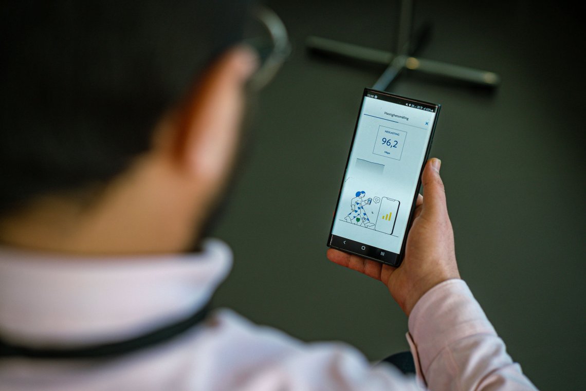 Foto viser mann som gjennomfører nettfart-måling på sin mobiltelefon