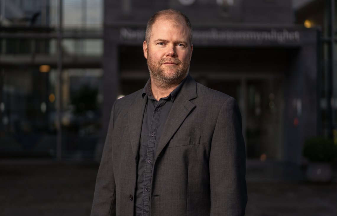 DYRBARE RÅD: Antisvindel-ekspert Johannes Vallesverd gir deg gode tips for hvordan unngå å bli svindlet i sommer.