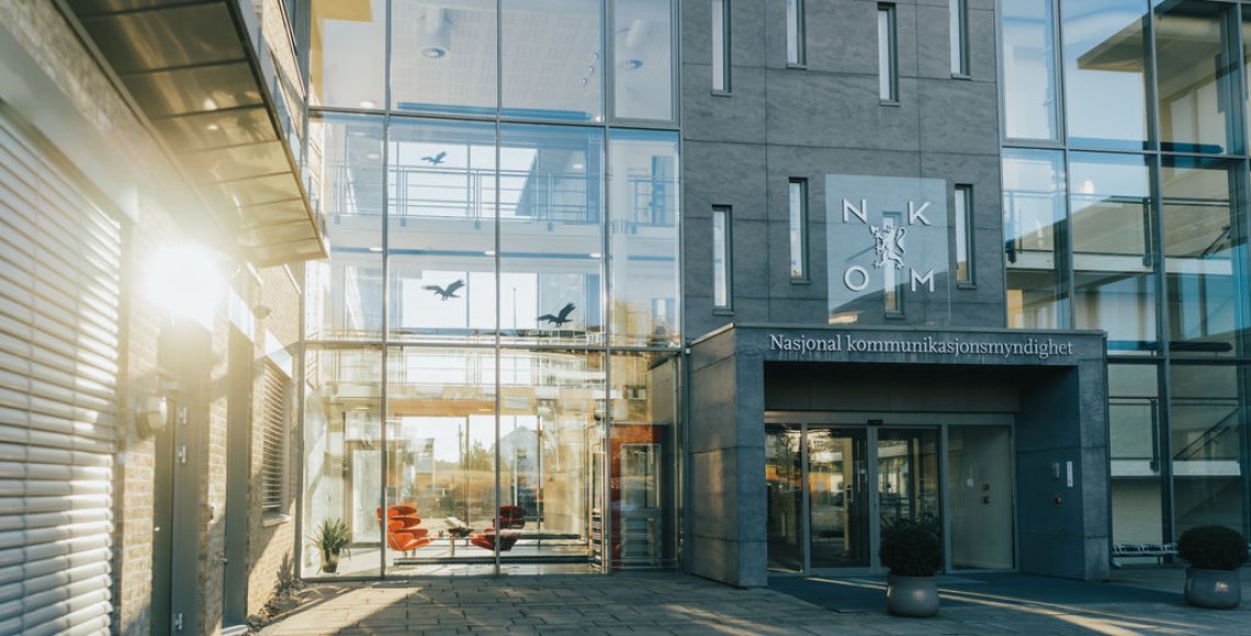 Bilde av elbil med ladekabel