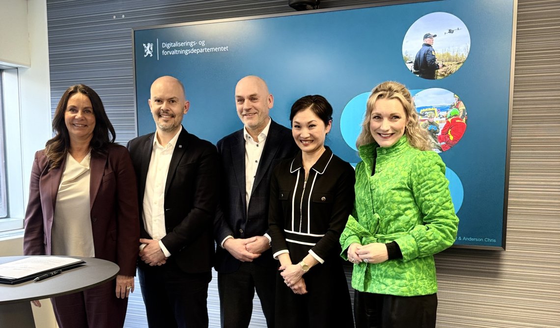 Statsråden gratulerer med signering av utviklingsavtale. 