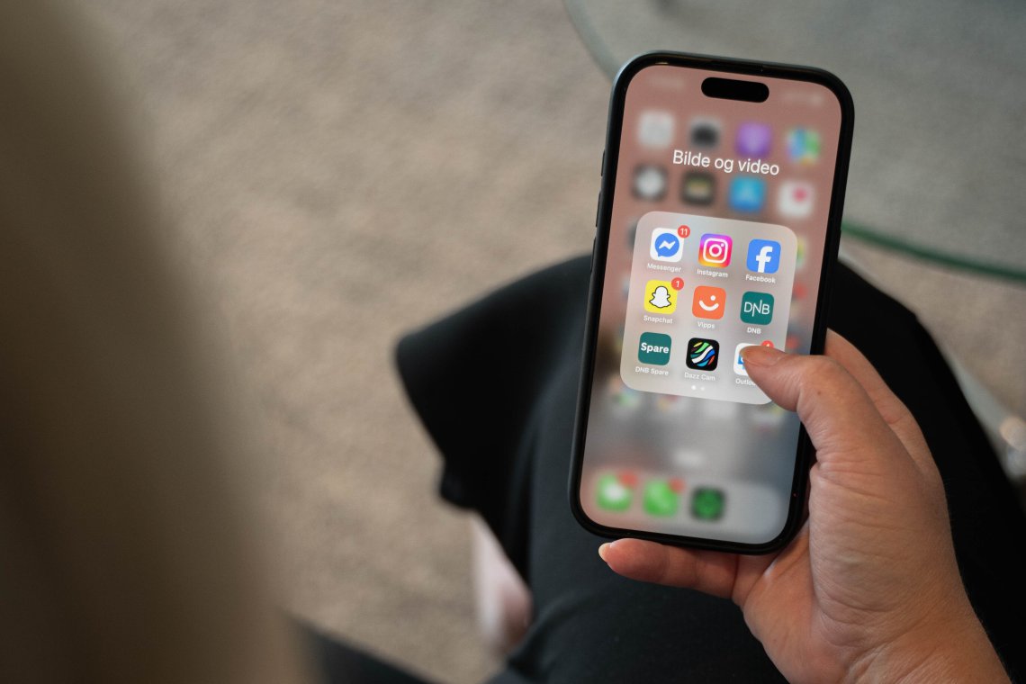 Bildet viser telefon og sosiale medier apper. 