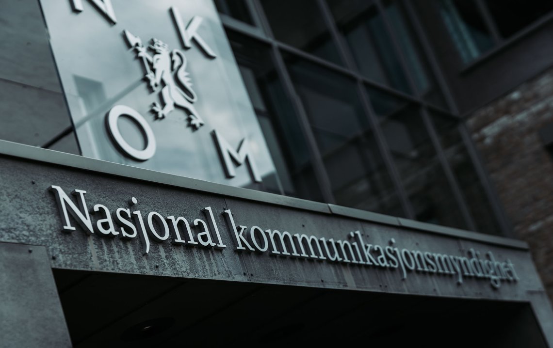 Fasaden til Nkoms kontorer i Lillesand