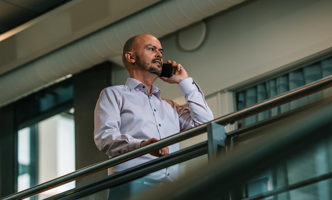 John-Eivind Velure snakker i telefonen.