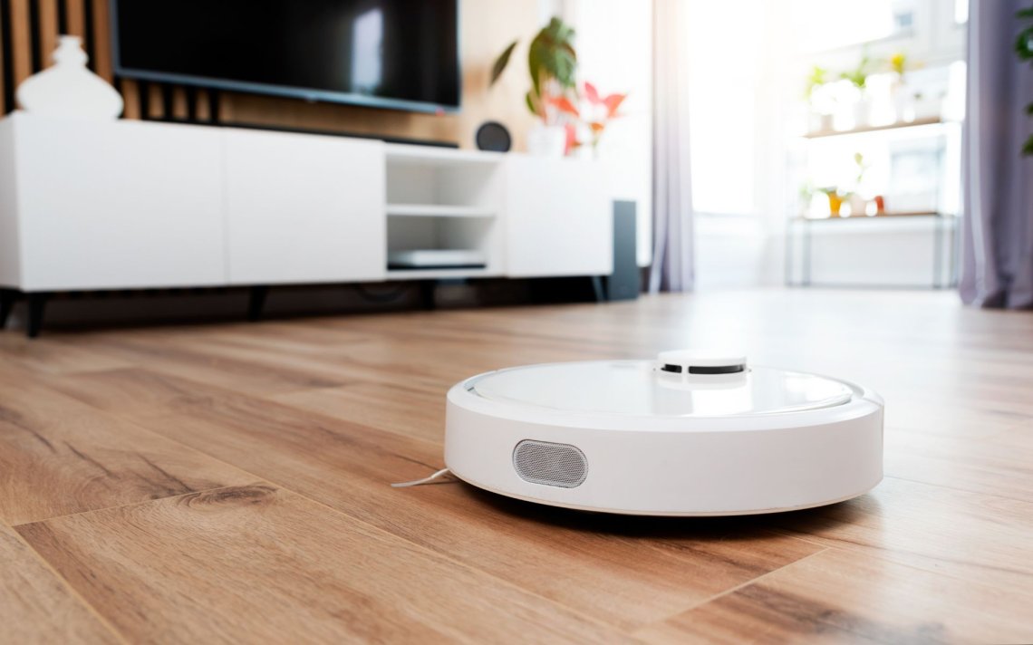 Bildet viser en robotstøvsuger på et stuegulv.