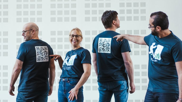 Bilde av prosjektgruppa i t-skjorter med QR-kode på baksiden som leder til Nettfart.no