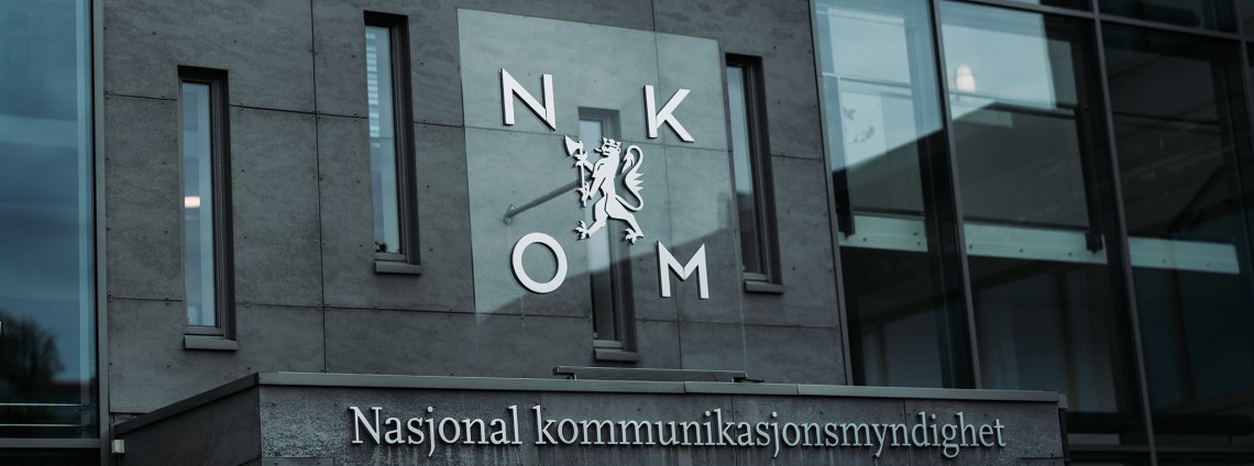 Bilde av Nkom logo på forsiden av Nkoms bygg