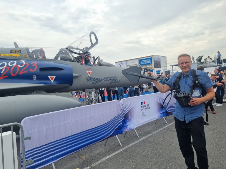 Jon Ivar Øren tester frekvensmåleren under Paris Airshow. 