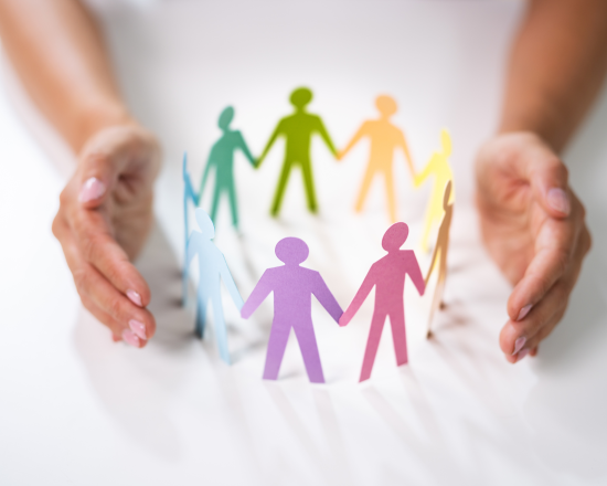 bilde av papirfigurer av mennesker som står i en sirkel