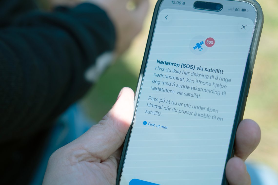 Bilde av en iphone med nødanrop over satellitt-tjensten aktivert