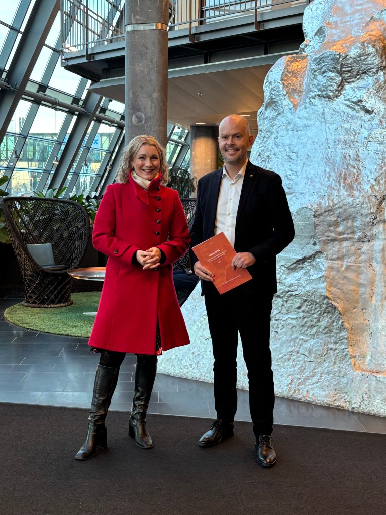 OVERLEVERING: Direktør John-Eivind Velure leverte årets Nkom ROS til digitaliserings- og forvaltningsminister Karianne Tung i Telenors lokaler tirsdag.