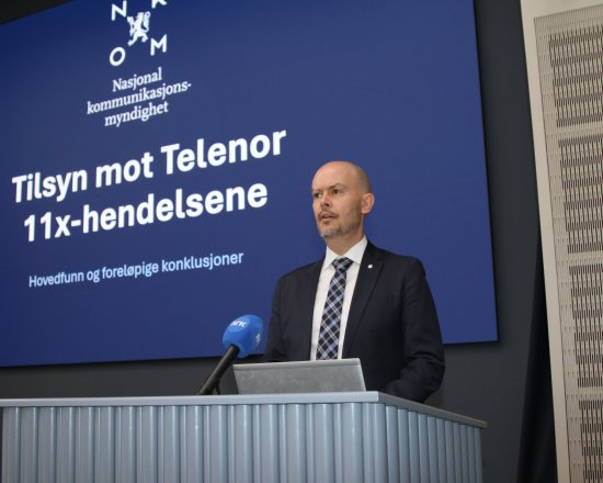John-Eivind Velure, direktør i Nasjonal kommunikasjonsmyndighet, foran en skjerm med presentasjon av rapporten