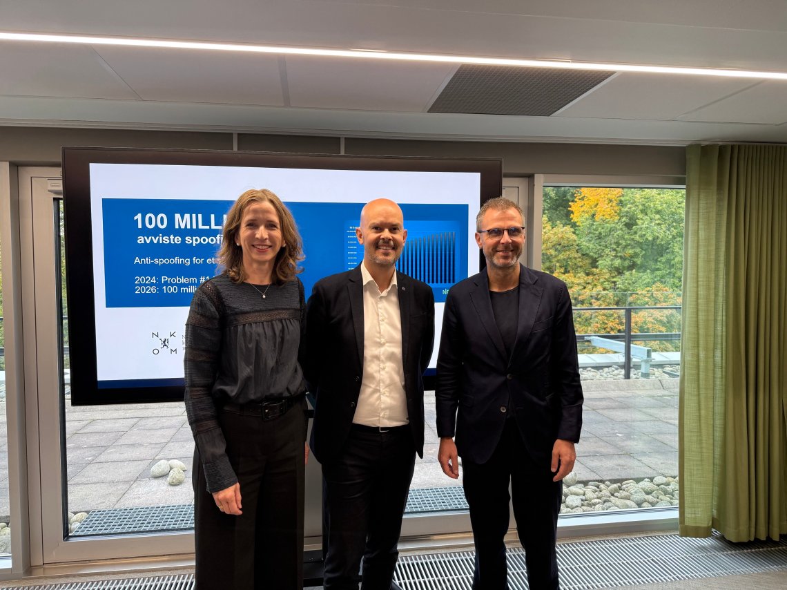 Bildet viser justis- og beredskapsminister Astrid Aas-Hansen, Nkom-direktør John-Eivind Velure og digitaliserings- og forvaltningsminister Torgeir Micaelsen. 