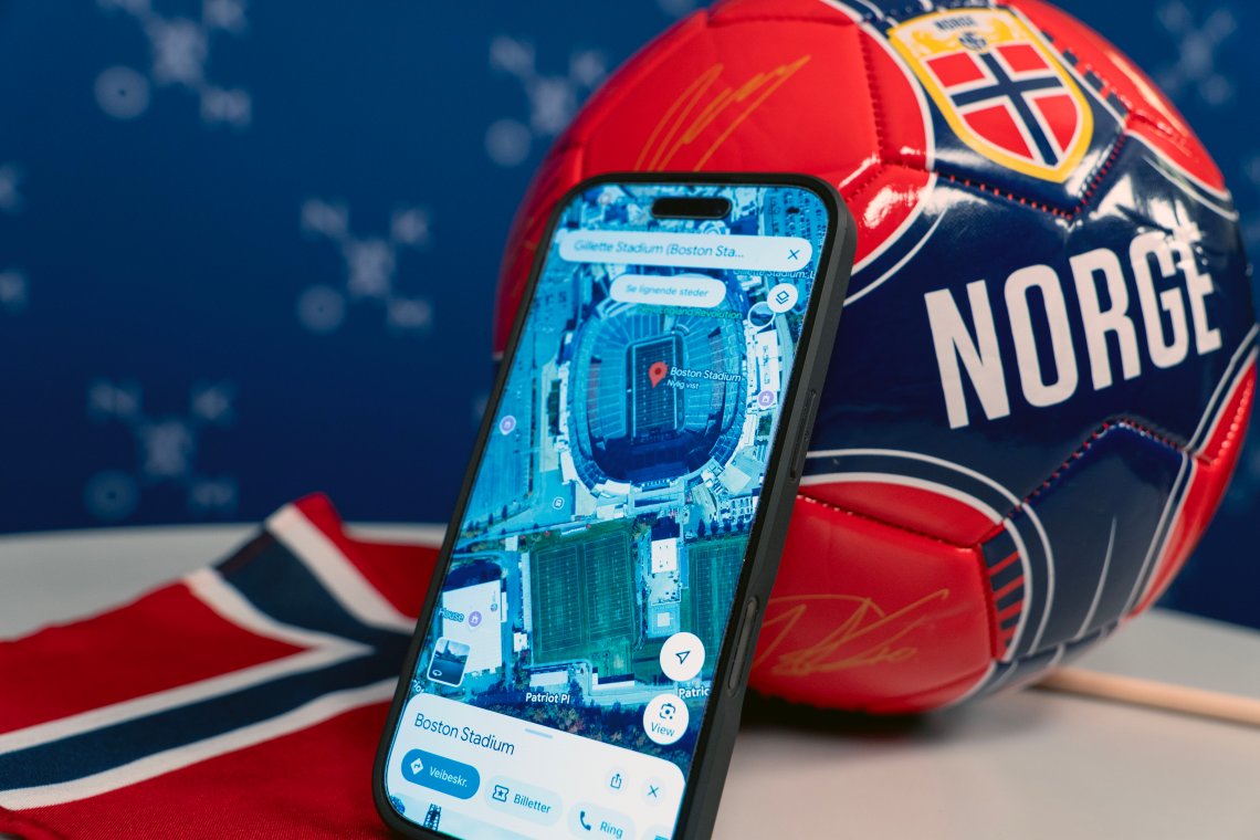En mobiltelefon, en fotball og et norsk flagg