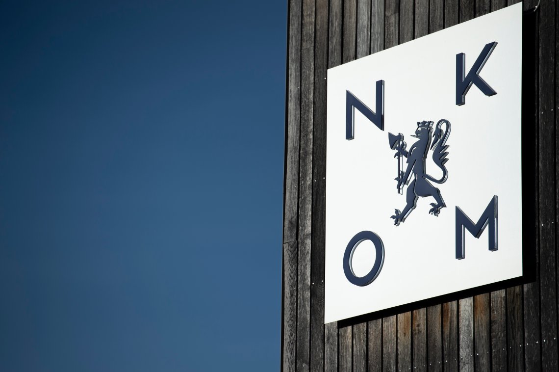 Bildet viser Nkom logo på bygning