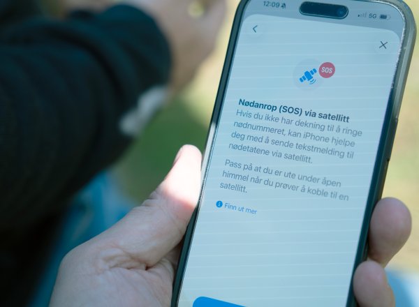 Bilde av en iphone med nødanrop over satellitt-tjensten aktivert